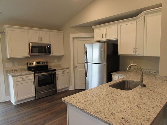 4th image of 617 Poplar St
