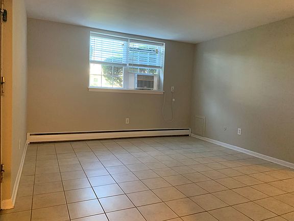 4th image of 303 Plainfield Ave APT A7