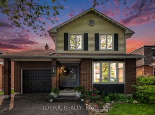 1147 Ste Therese Ln, Ottawa, ON K1C 2A5