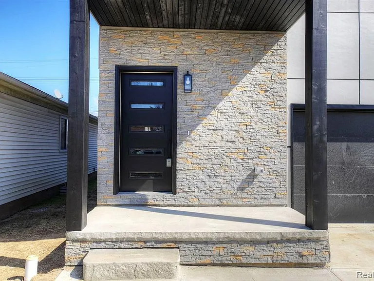 2808 Goodrich St — Photo 2