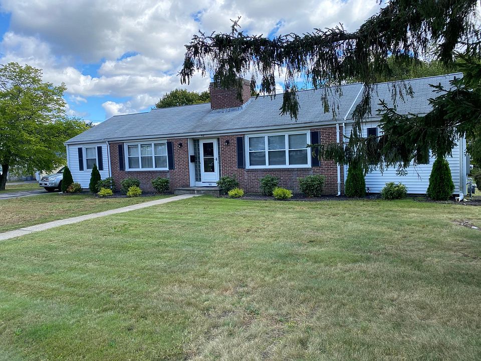 1st image of 90 Wayside Dr