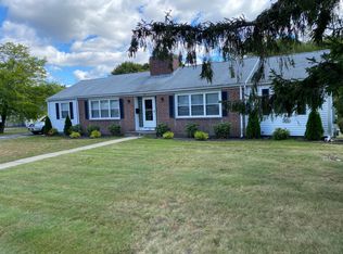90 Wayside Dr, Cranston, RI 02920