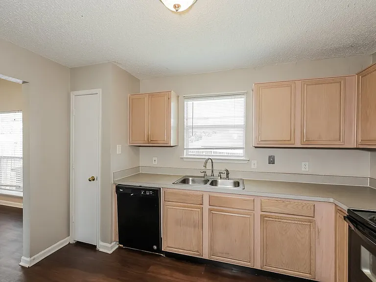 2400 Stagecoach St — Photo 8