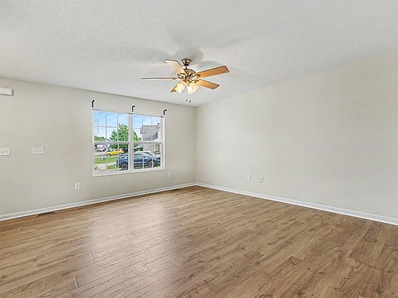 5th image of 146 Arlington Ct