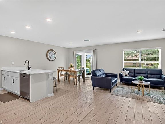 4th image of 3013 41st ST SW