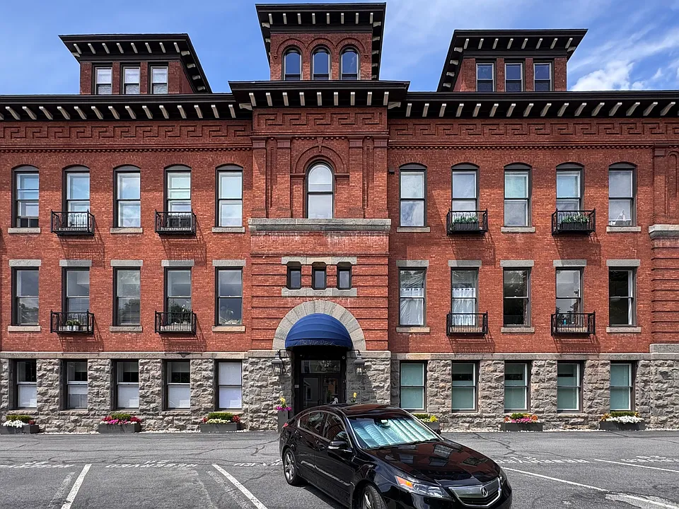 77 Van Dam St #202