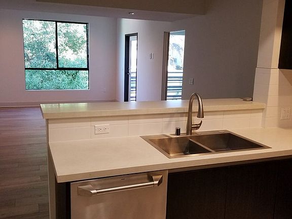 3rd image of 843 N Fuller Ave #8485092