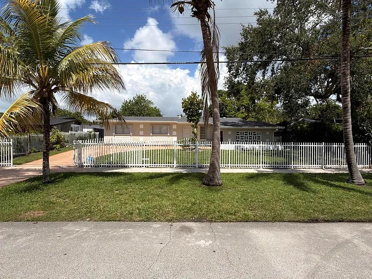 7500 SW 98th Ct — Photo 1