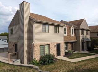 348 Willow Grove Dr, Pewaukee, WI 53072