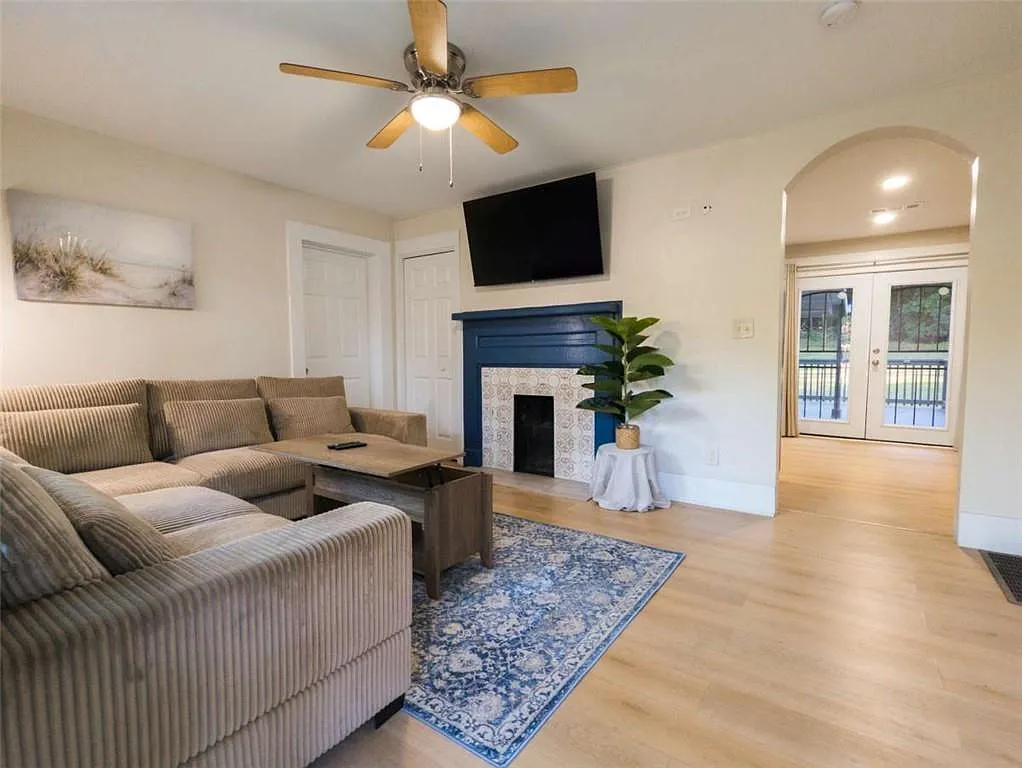 3 bed, 2.0 bath, 1246 sqft, $4,000 — Photo 4