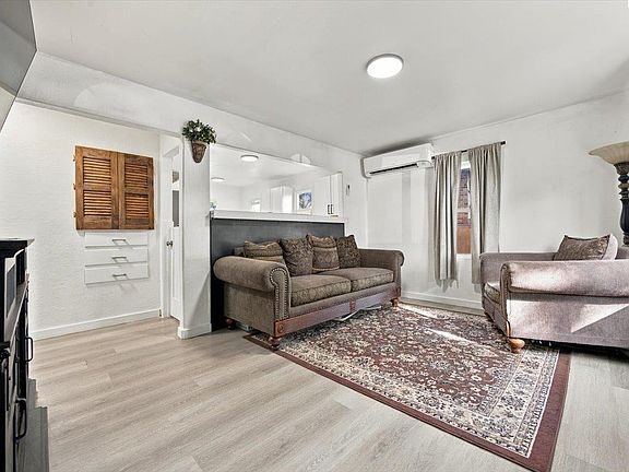 5th image of 819 W Henry St
