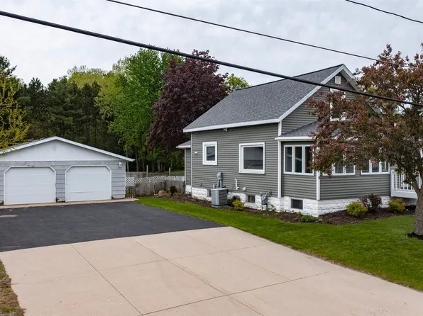 3196 Lakeview Dr, Suamico, WI 54173