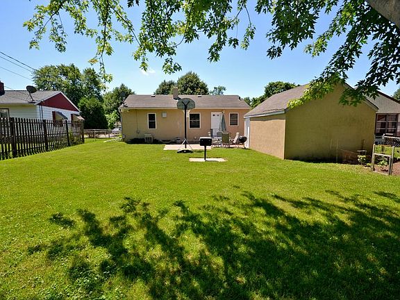 5th image of 2075 Ivy Ave E