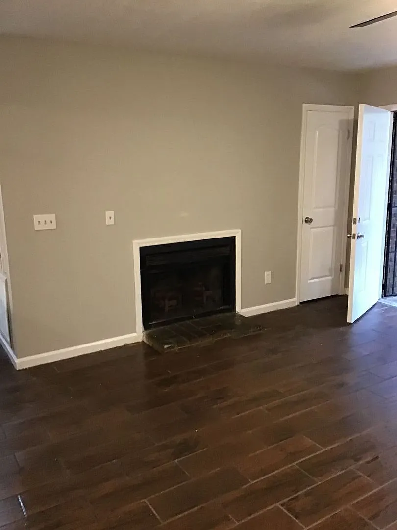 Spacious 2BD/2BA Apartment in a Prime Location! — Photo 4