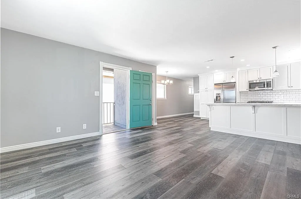 3 bed, 1200 sqft, $6,300 — Photo 3
