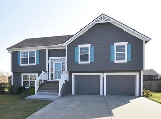 403 Lake Meadows Dr, Smithville, MO 64089