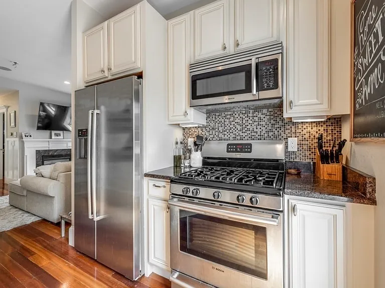 621 E 3rd St #3 — Photo 5