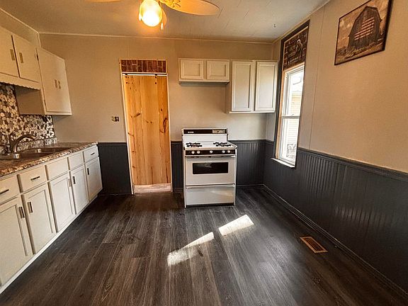5th image of 502 E 1st St