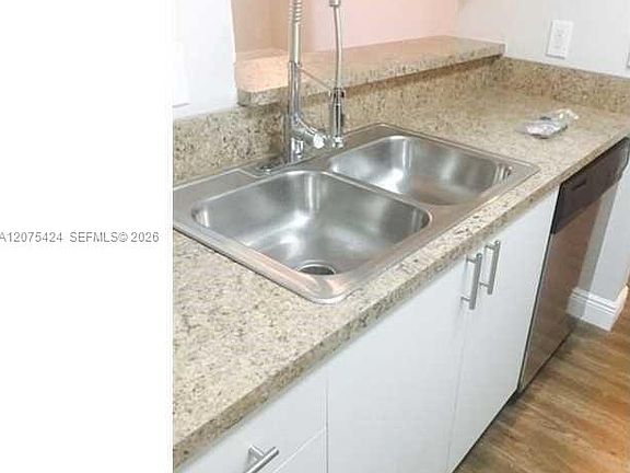 4th image of 927 Riverside Dr APT 326