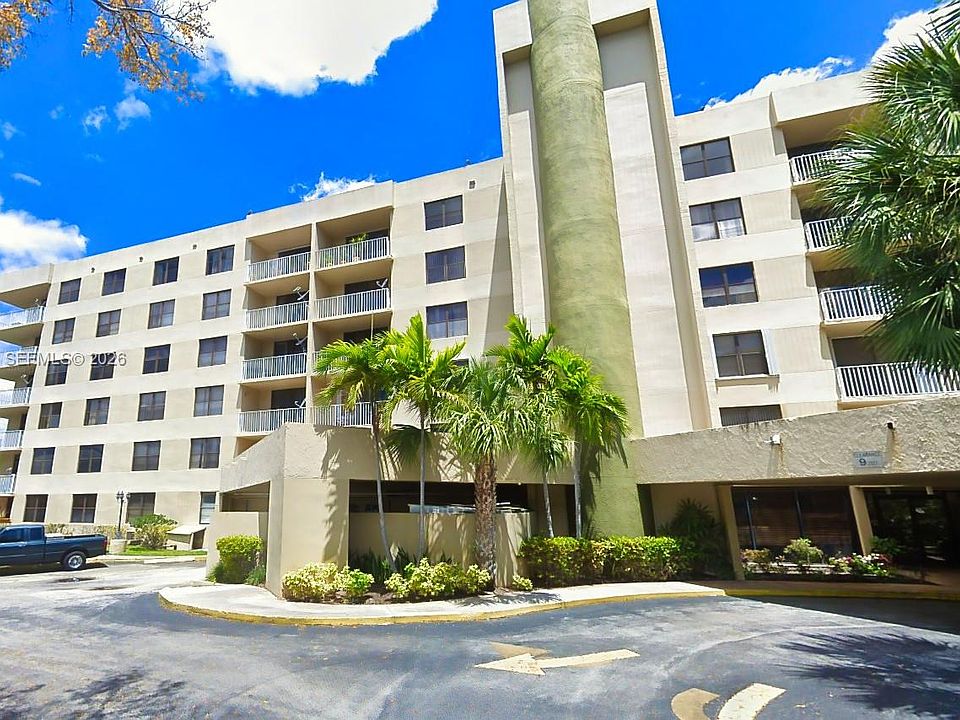 1st image of 901 Hillcrest Dr APT 311