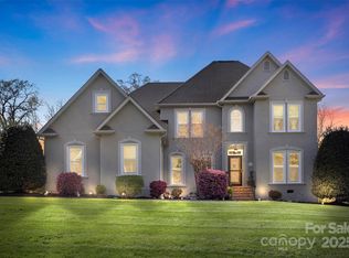 2042 Caernarfon Ln, Matthews, NC 28104