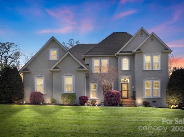 2042 Caernarfon Ln, Matthews, NC 28104