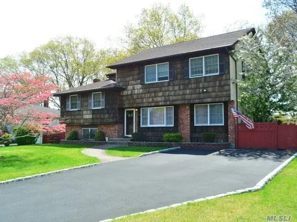 24 Wensley Ln, East Islip, NY 11730