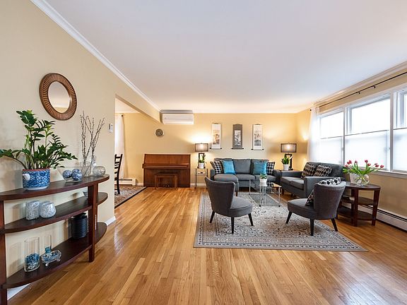 3rd image of 8 Stratford Ave