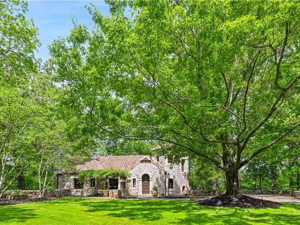 2100 W Wesley Rd NW, Atlanta, GA 30327