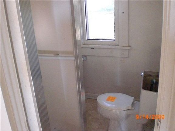 3rd image of 821 Greenlawn Ave