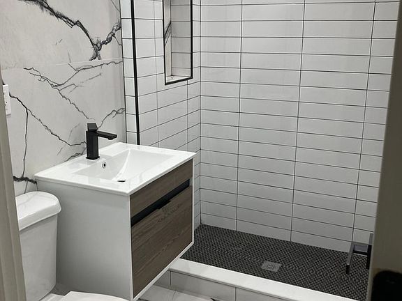 4th image of 808 Crescent St Floor 2