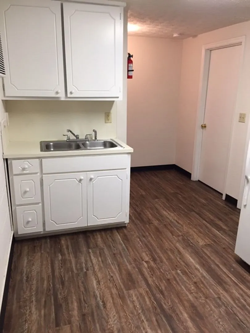 Crystal Court Apartments — Photo 4