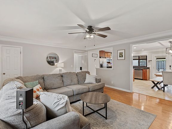 3rd image of 967 Green Oaks Dr