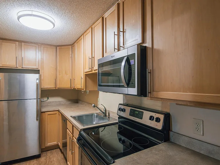 Edina Highland Villa — Photo 9