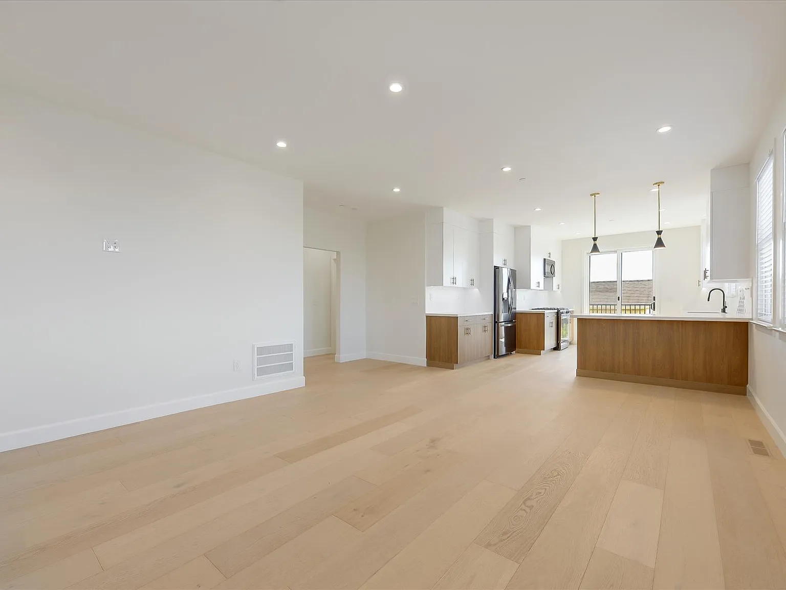 3 bed, 1350 sqft, $4,775 — Photo 3