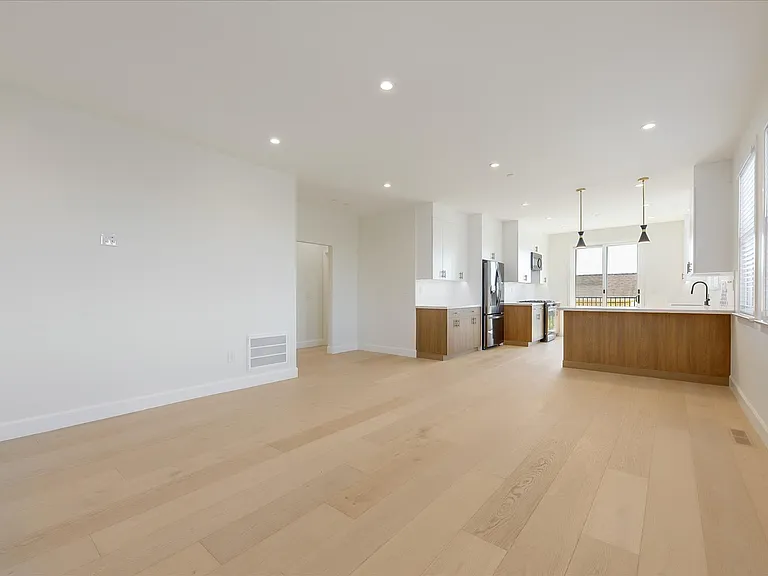 332 Pine Ave — Photo 3