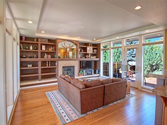 4th image of 651 Larkspur Ln
