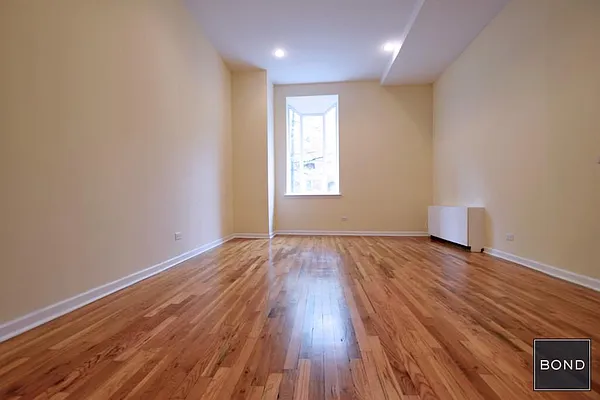 Rented by Bond New York | media 33