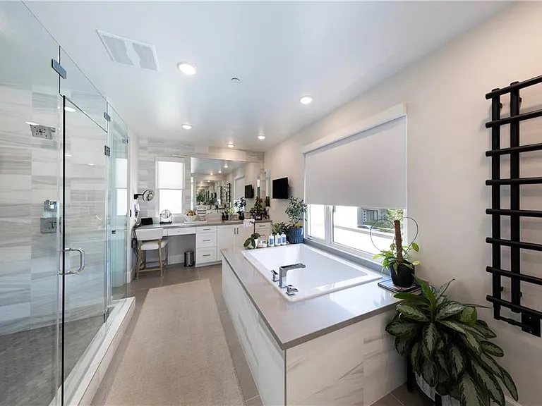 16398 Veterans Way — Photo 11