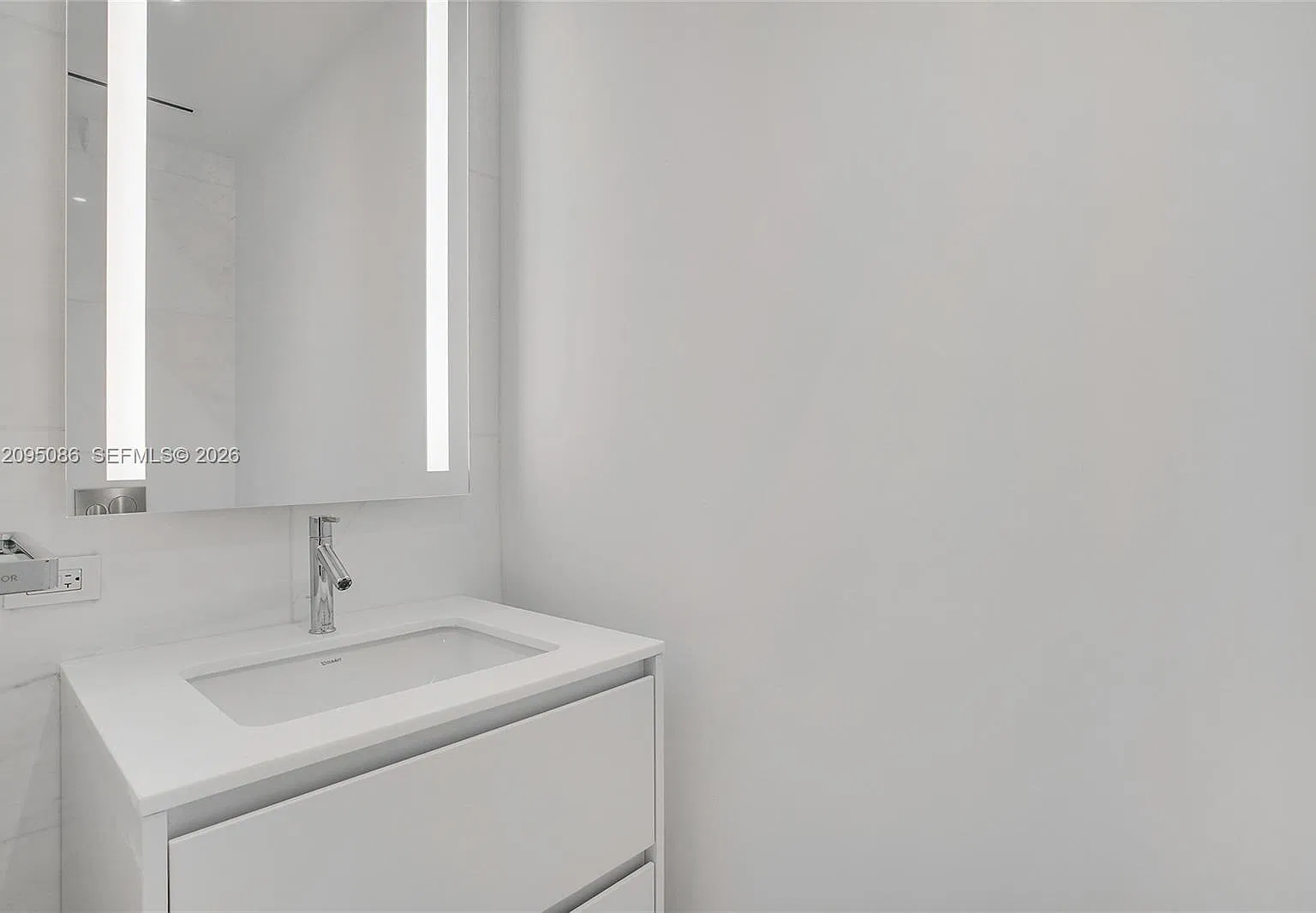 1 bed, 1.5 bath, 767 sqft, $6,000 — Photo 3