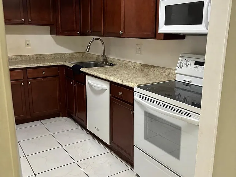 2148 NW 57th Ave #14 — Photo 3