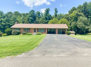 228 Clearview Dr NE, Floyd, VA 24091