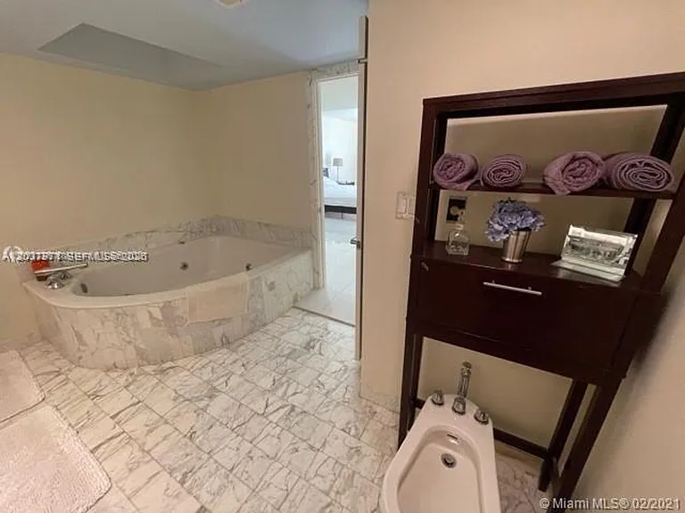 19707 Turnberry Way #23F — Photo 22