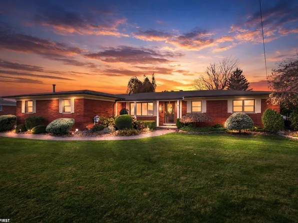 38151 Seaway Ct, Harrison Township, MI 48045