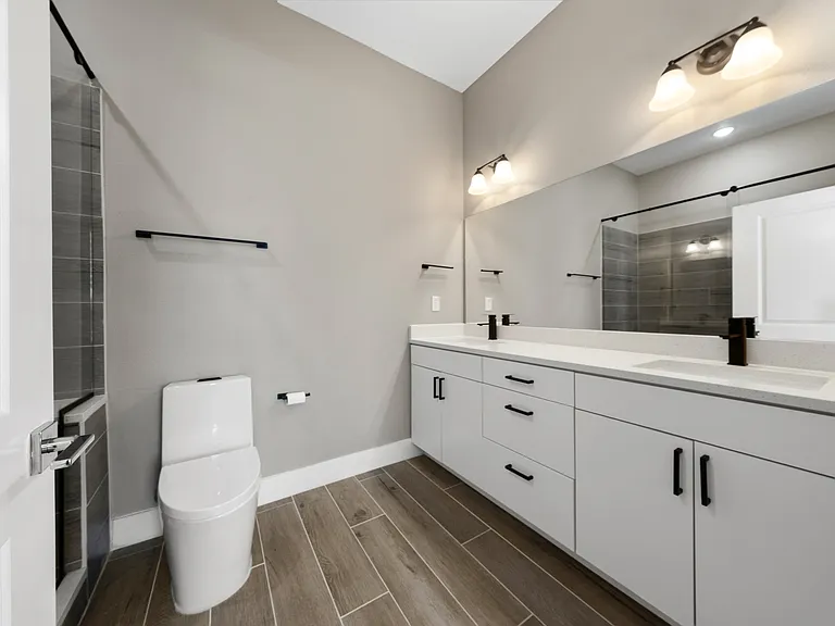 2105 Broome St — Photo 13