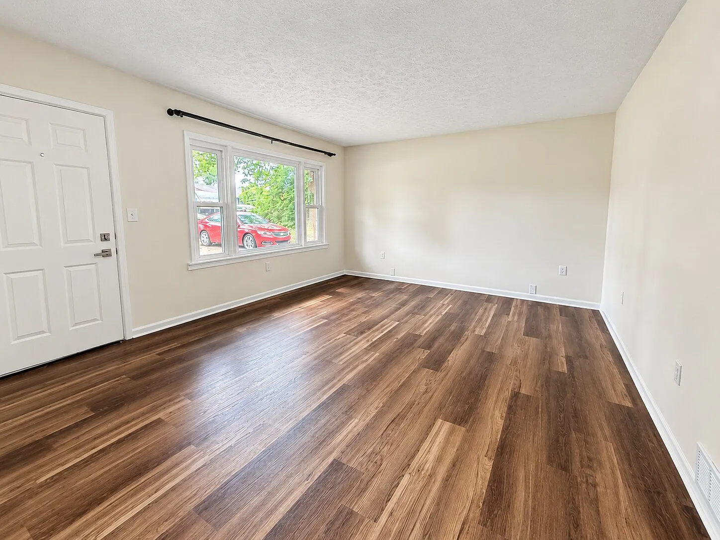 3 bed, 900 sqft, $1,425 — Photo 3