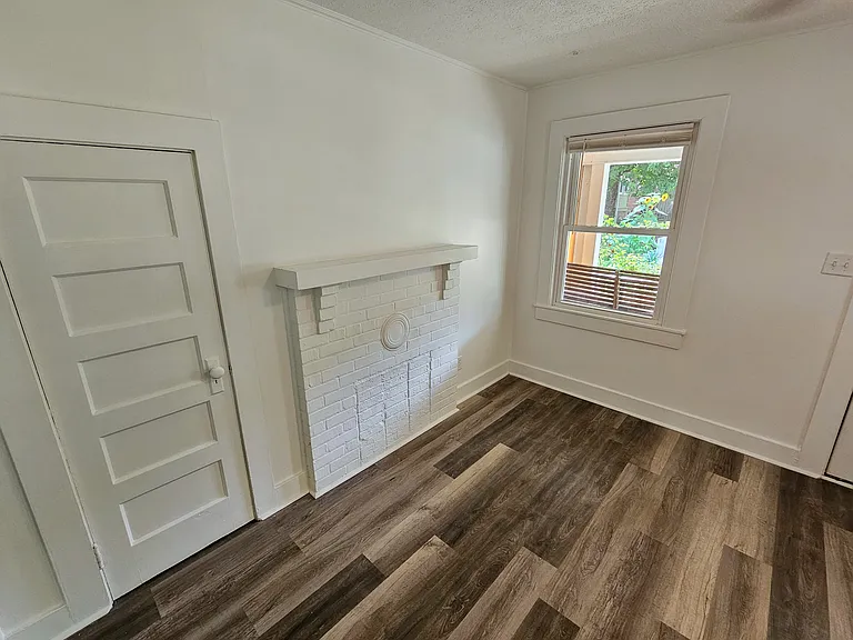 105 Campbell St — Photo 3