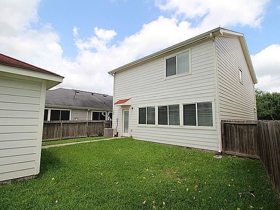 3rd image of 1539 Kew Garden Dr