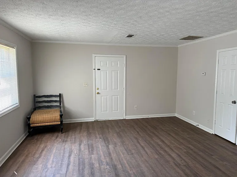 1915 Patterson Cir — Photo 11