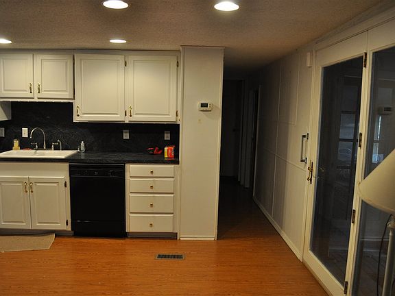 5th image of 28 Rhonda Cir